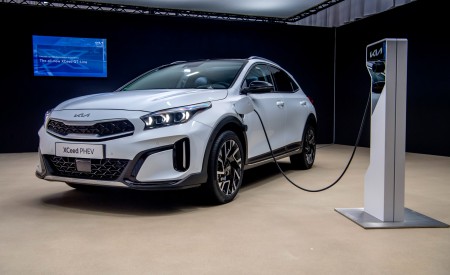 2023 Kia XCeed PHEV Front Three-Quarter Wallpapers  450x275 (24)
