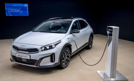 2023 Kia XCeed PHEV Front Three-Quarter Wallpapers 450x275 (25)