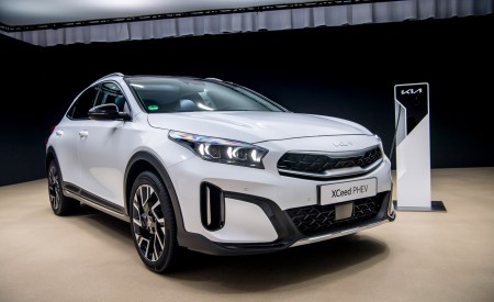 2023 Kia XCeed PHEV Front Three-Quarter Wallpapers  450x275 (26)