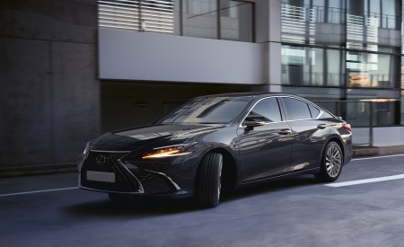 2023 Lexus ES (Euro-Spec) Front Three-Quarter Wallpapers 450x275 (10)