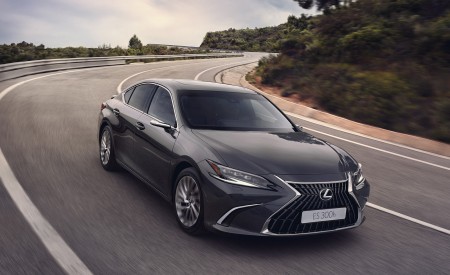 2023 Lexus ES (Euro-Spec) Front Three-Quarter Wallpapers 450x275 (4)