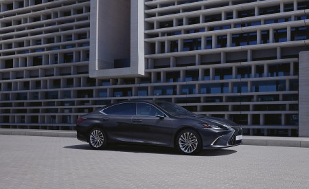 2023 Lexus ES (Euro-Spec) Front Three-Quarter Wallpapers 450x275 (11)