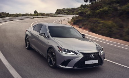2023 Lexus ES (Euro-Spec) Front Three-Quarter Wallpapers 450x275 (5)