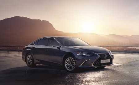 2023 Lexus ES (Euro-Spec) Front Three-Quarter Wallpapers 450x275 (9)