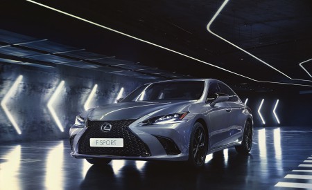 2023 Lexus ES (Euro-Spec) Front Three-Quarter Wallpapers 450x275 (16)