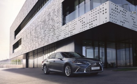 2023 Lexus ES (Euro-Spec) Front Three-Quarter Wallpapers 450x275 (13)