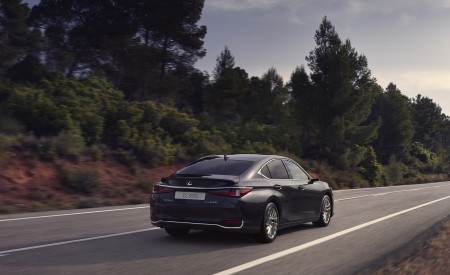 2023 Lexus ES (Euro-Spec) Rear Three-Quarter Wallpapers 450x275 (8)