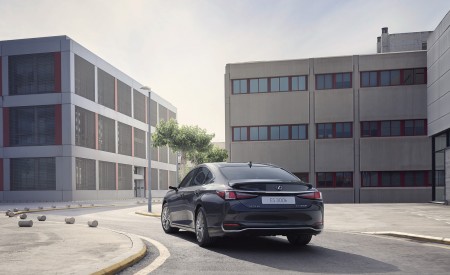 2023 Lexus ES (Euro-Spec) Rear Wallpapers 450x275 (14)