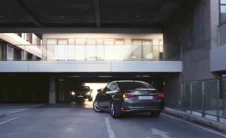 2023 Lexus ES (Euro-Spec) Rear Wallpapers 450x275 (12)