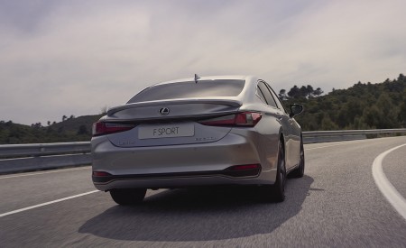 2023 Lexus ES (Euro-Spec) Rear Wallpapers 450x275 (3)