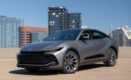 2023 Toyota Crown Limited AWD (Color: Heavy Metal) Front Three-Quarter Wallpapers 450x275 (7)