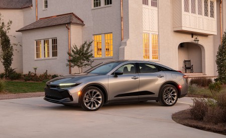 2023 Toyota Crown Limited AWD (Color: Heavy Metal) Front Three-Quarter Wallpapers 450x275 (6)