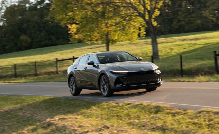 2023 Toyota Crown Limited AWD (Color: Heavy Metal) Front Three-Quarter Wallpapers 450x275 (5)