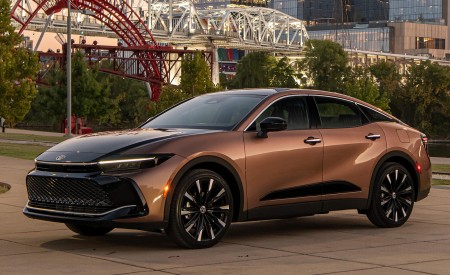 2023 Toyota Crown Platinum (Color: Bronze Age BiTone) Front Three-Quarter Wallpapers 450x275 (25)