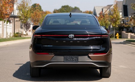 2023 Toyota Crown Platinum (Color: Bronze Age BiTone) Rear Wallpapers 450x275 (32)