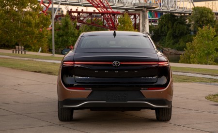 2023 Toyota Crown Platinum (Color: Bronze Age BiTone) Rear Wallpapers 450x275 (28)