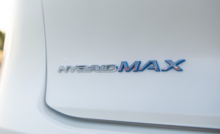 2023 Toyota Crown Platinum (Color: Oxygen White) Badge Wallpapers 450x275 (10)