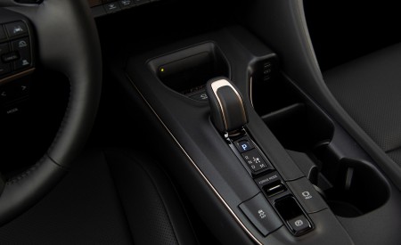 2023 Toyota Crown Platinum (Color: Oxygen White) Central Console Wallpapers 450x275 (18)