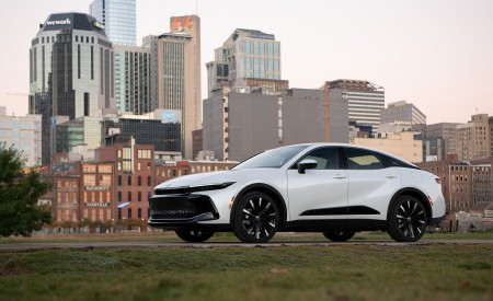 2023 Toyota Crown Platinum (Color: Oxygen White) Front Three-Quarter Wallpapers 450x275 (6)