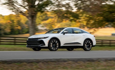 2023 Toyota Crown Platinum (Color: Oxygen White) Front Three-Quarter Wallpapers 450x275 (5)