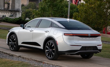 2023 Toyota Crown Platinum (Color: Oxygen White) Rear Three-Quarter Wallpapers 450x275 (8)