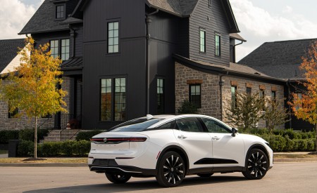 2023 Toyota Crown Platinum (Color: Oxygen White) Rear Three-Quarter Wallpapers 450x275 (7)