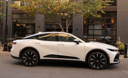 2023 Toyota Crown Platinum (Color: Oxygen White) Side Wallpapers 450x275 (4)