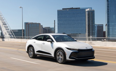 2023 Toyota Crown XLE (Color: Oxygen White) Front Three-Quarter Wallpapers 450x275 (11)