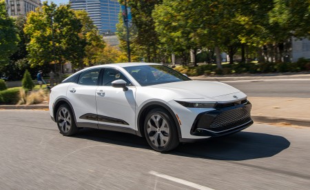 2023 Toyota Crown XLE (Color: Oxygen White) Front Three-Quarter Wallpapers 450x275 (12)