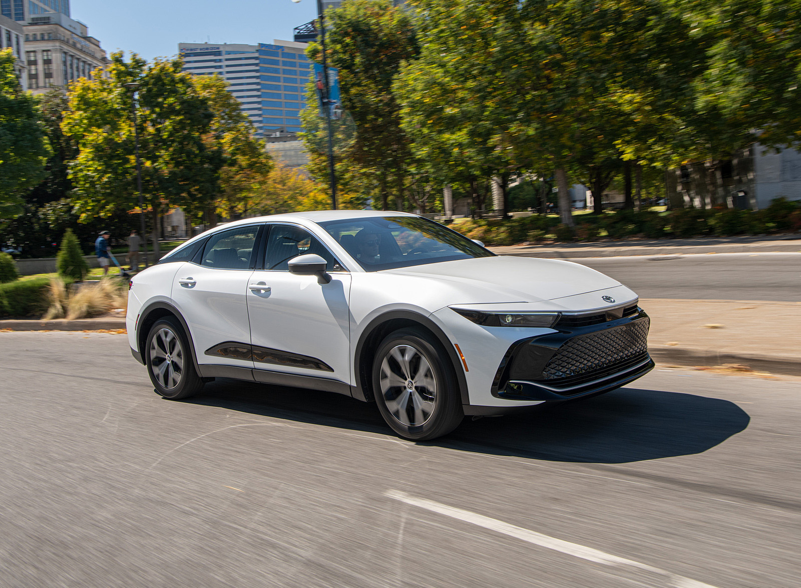 2023 Toyota Crown XLE (Color: Oxygen White) Front Three-Quarter Wallpapers (12)