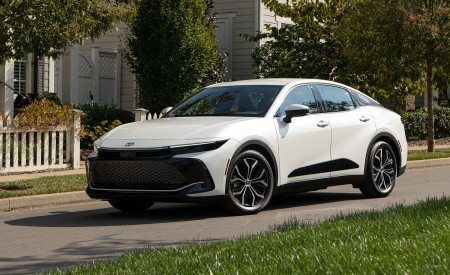 2023 Toyota Crown XLE (Color: Oxygen White) Front Three-Quarter Wallpapers 450x275 (14)