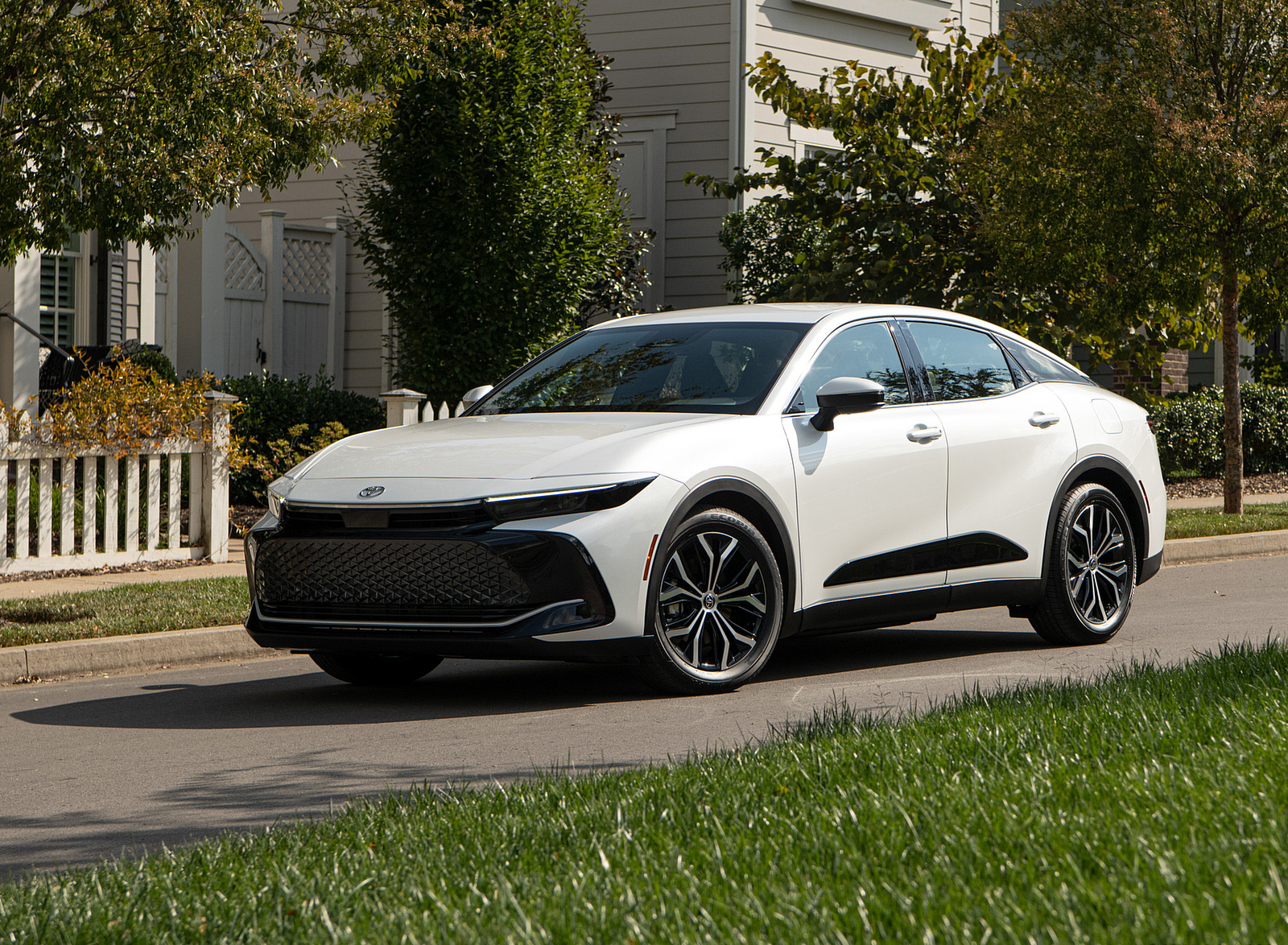 2023 Toyota Crown XLE (Color: Oxygen White) Front Three-Quarter Wallpapers (14)