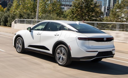 2023 Toyota Crown XLE (Color: Oxygen White) Rear Three-Quarter Wallpapers 450x275 (13)