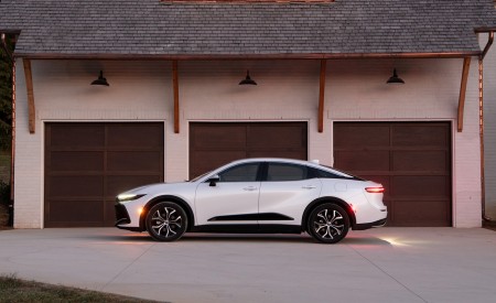 2023 Toyota Crown XLE (Color: Oxygen White) Side Wallpapers 450x275 (15)