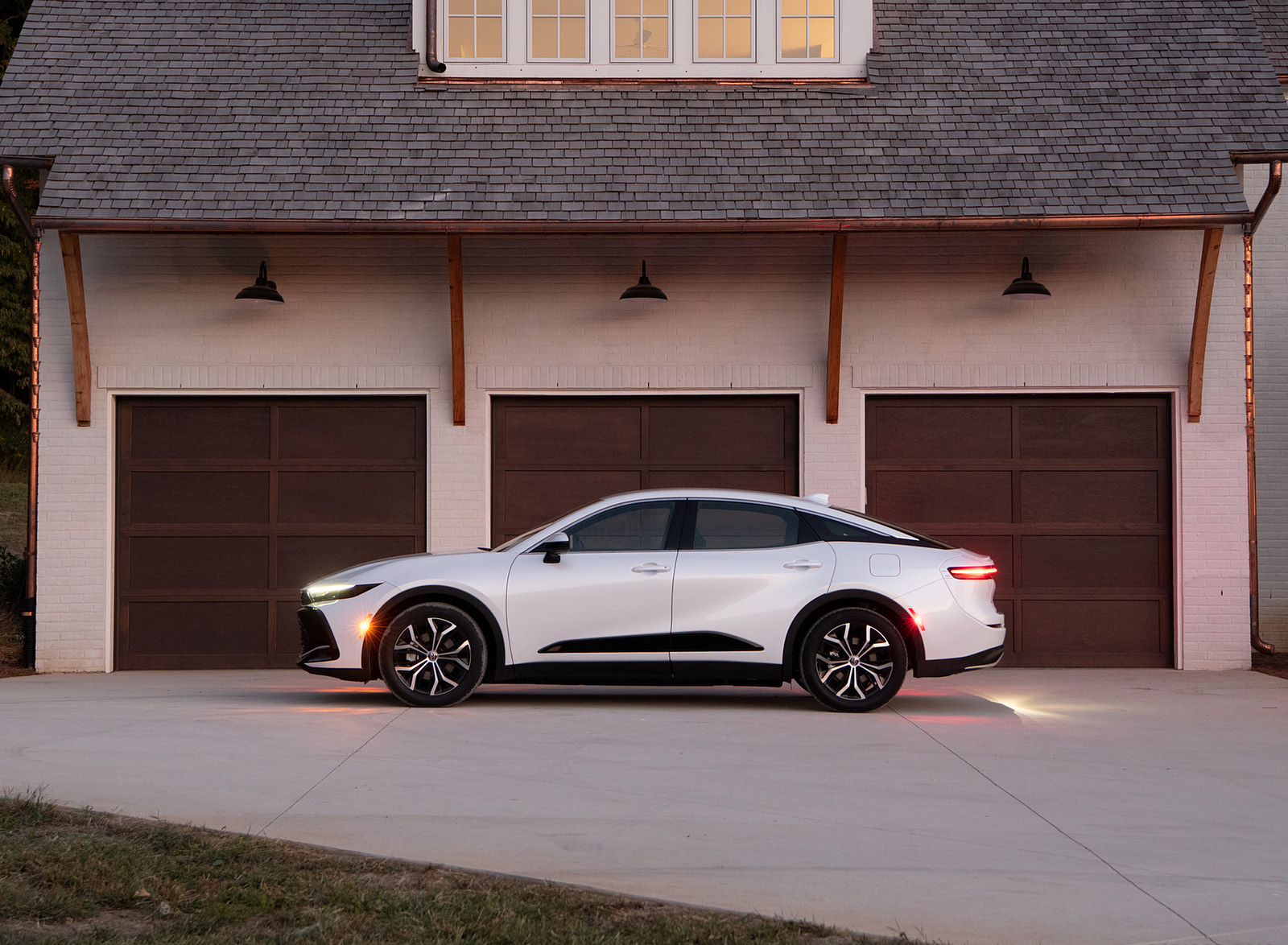 2023 Toyota Crown XLE (Color: Oxygen White) Side Wallpapers (15)