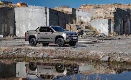 2023 Volkswagen Amarok Front Three-Quarter Wallpapers 450x275 (49)