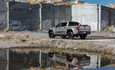 2023 Volkswagen Amarok Rear Three-Quarter Wallpapers  450x275 (51)