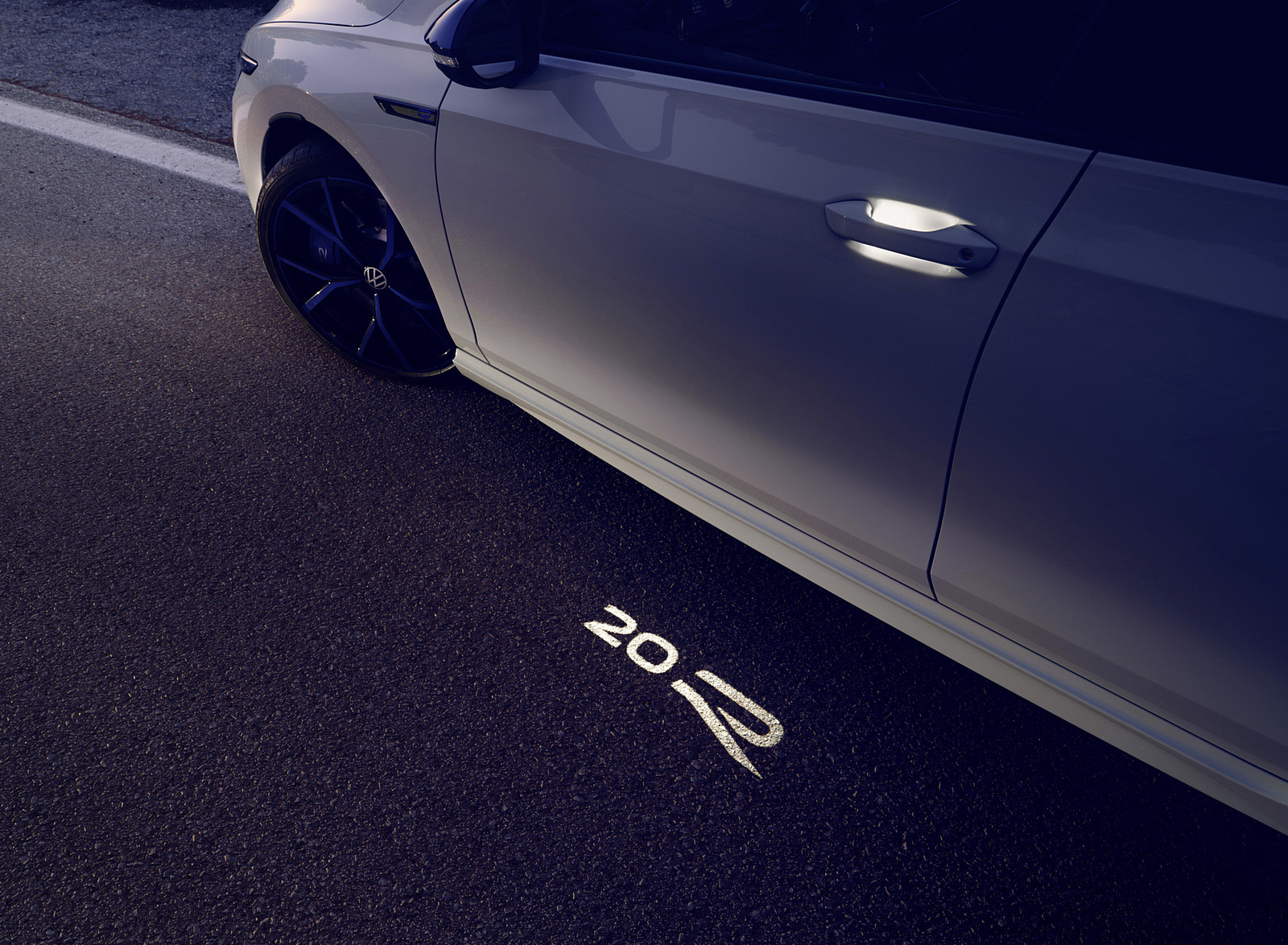2022 Volkswagen Golf R 20 Years Ground Projection Wallpapers (13)