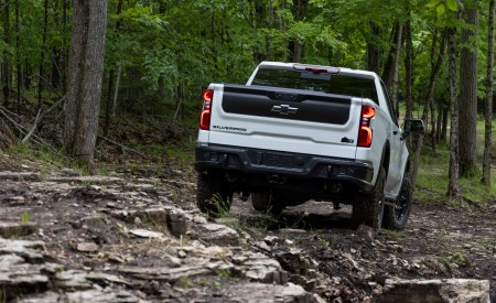 2023 Chevrolet Silverado ZR2 Bison Rear Wallpapers 450x275 (3)