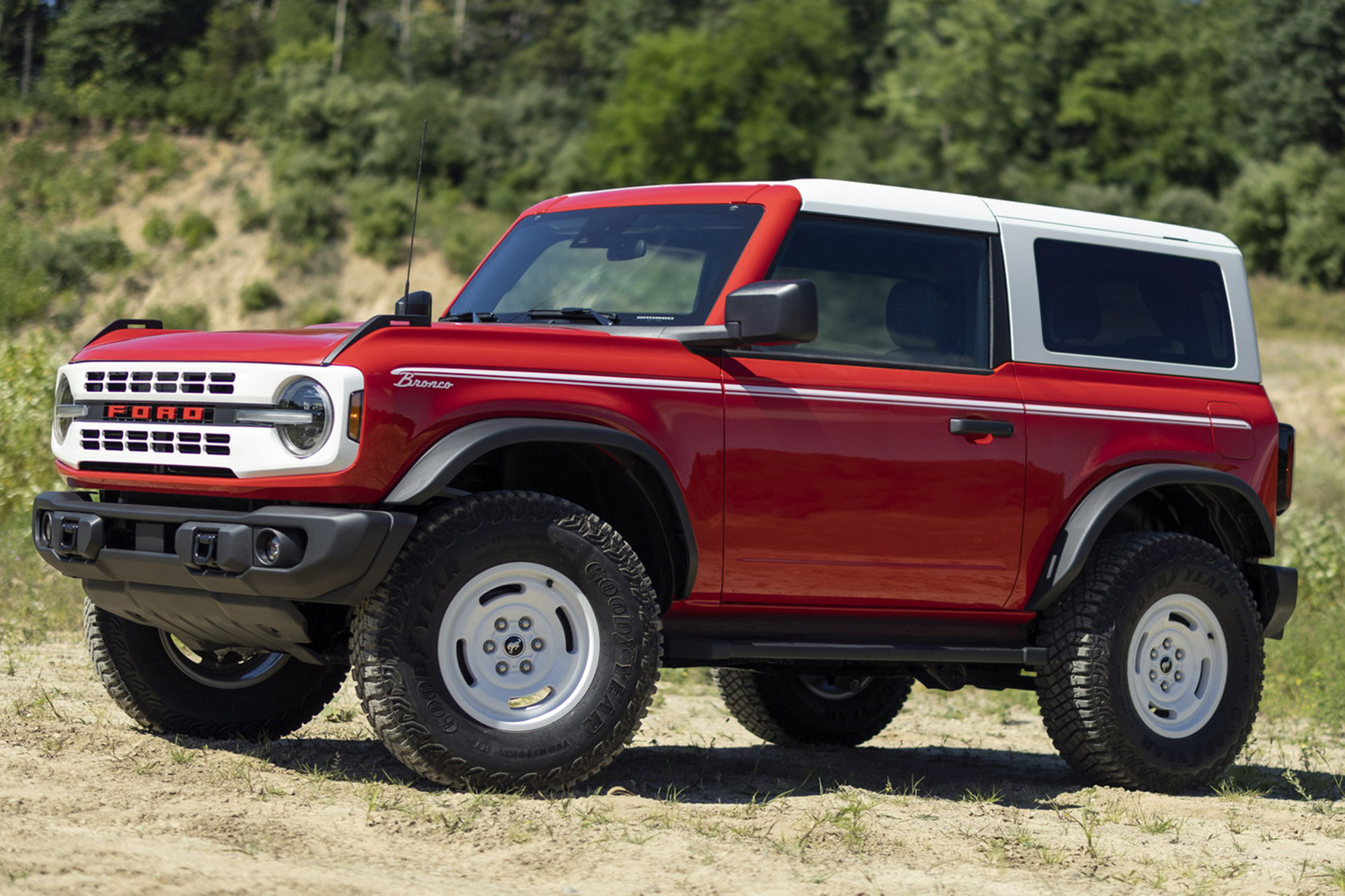 2023 Ford Bronco 2-door Heritage Edition (Color: Race Red) Front Three-Quarter Wallpapers (2)