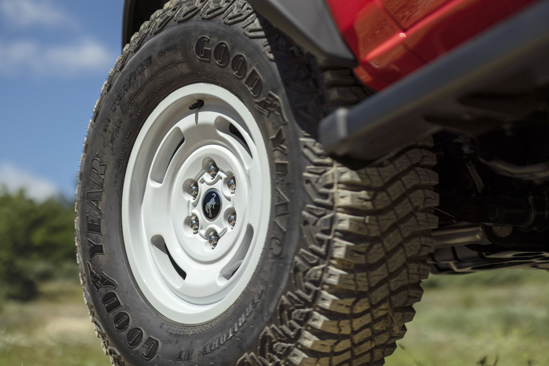 2023 Ford Bronco 2-door Heritage Edition (Color: Race Red) Wheel Wallpapers (7)
