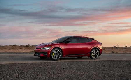 2023 Kia EV6 GT Front Three-Quarter Wallpapers 450x275 (14)