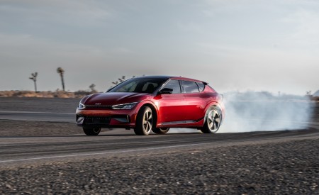 2023 Kia EV6 GT Front Three-Quarter Wallpapers 450x275 (6)