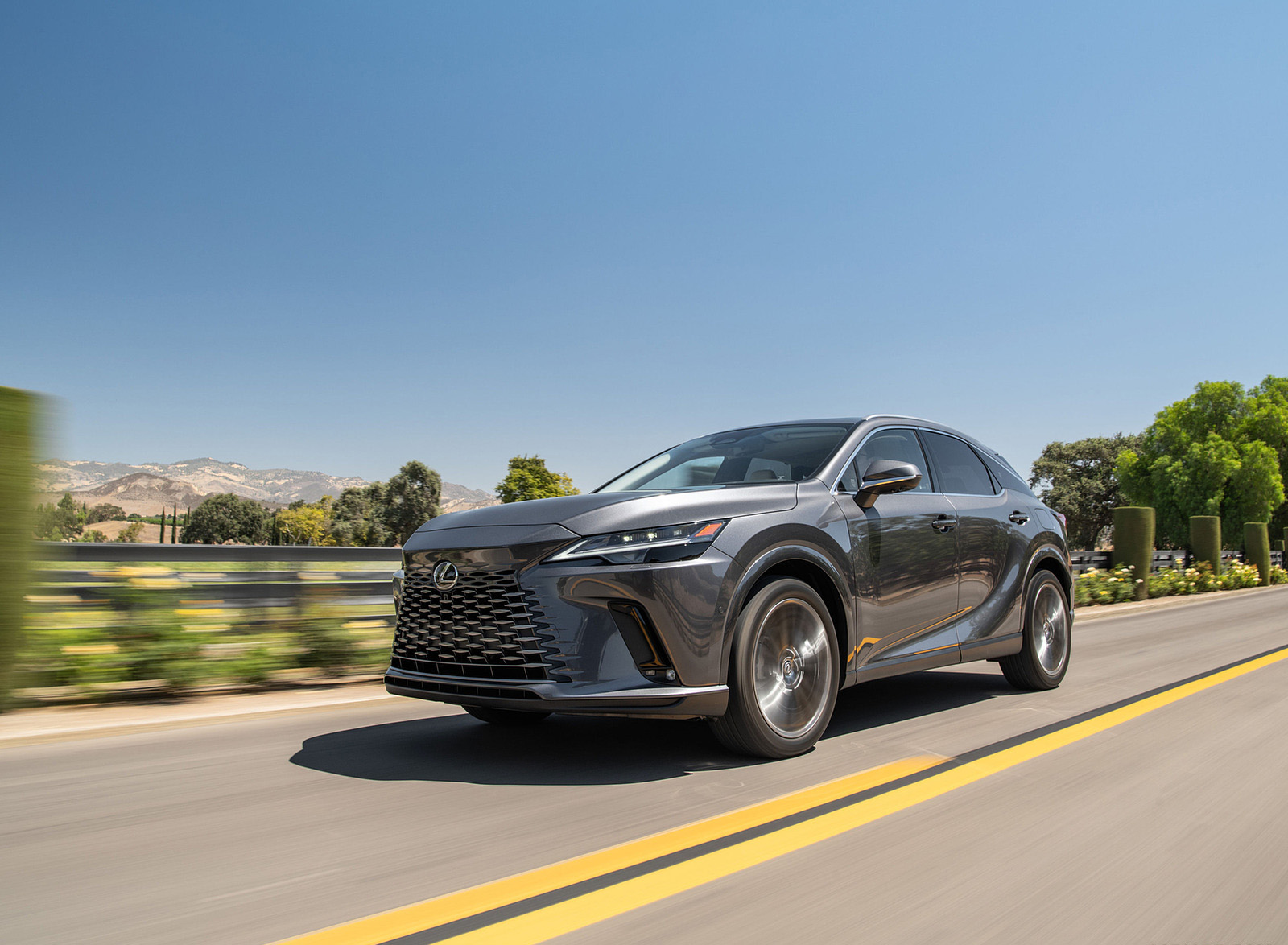 2023 Lexus RX 450h+ Luxury PHEV (Color: Sonic Grey) Front Three-Quarter Wallpapers  (3)