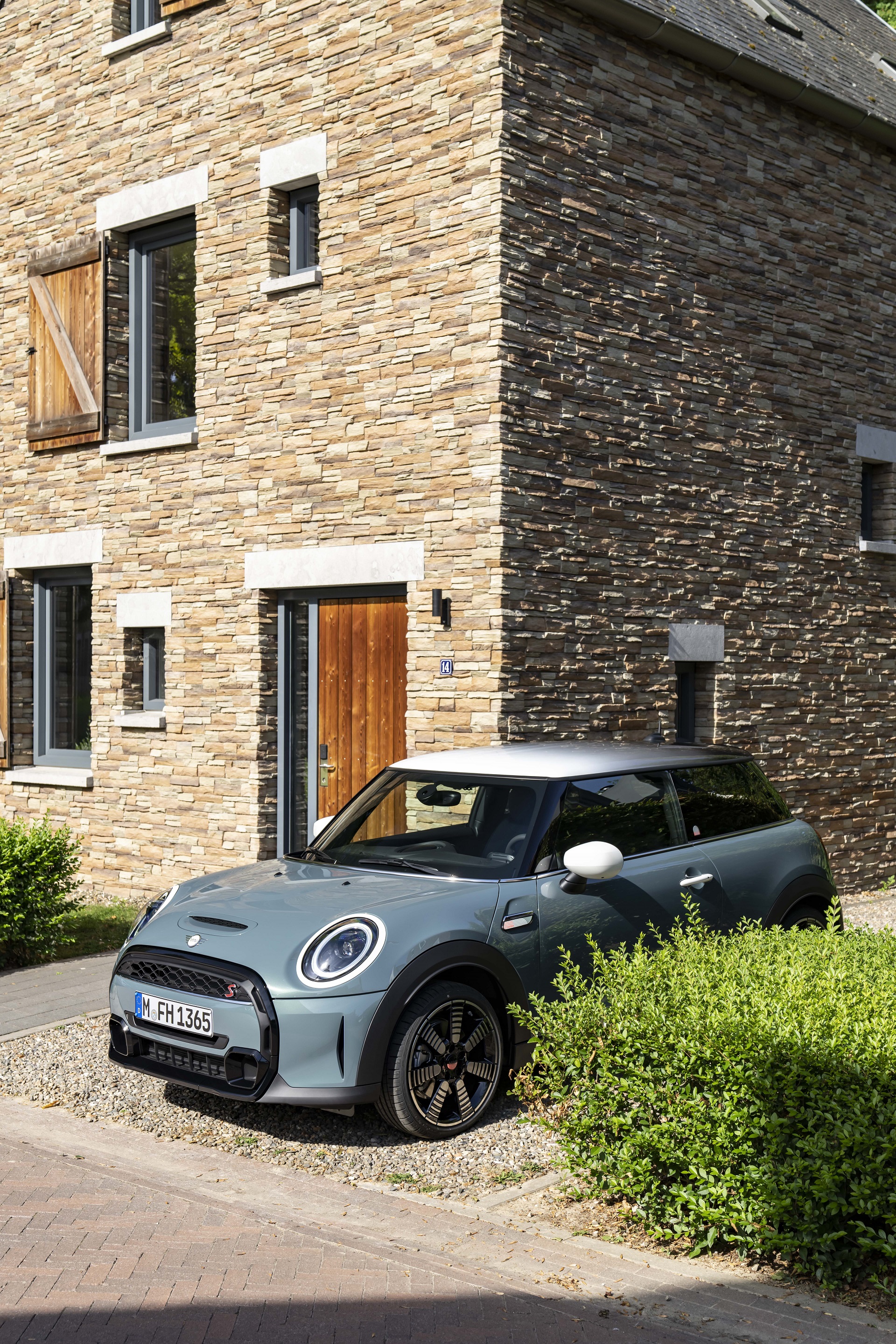 2023 MINI Cooper S 3-door Multitone Edition Front Three-Quarter Wallpapers #13 of 72