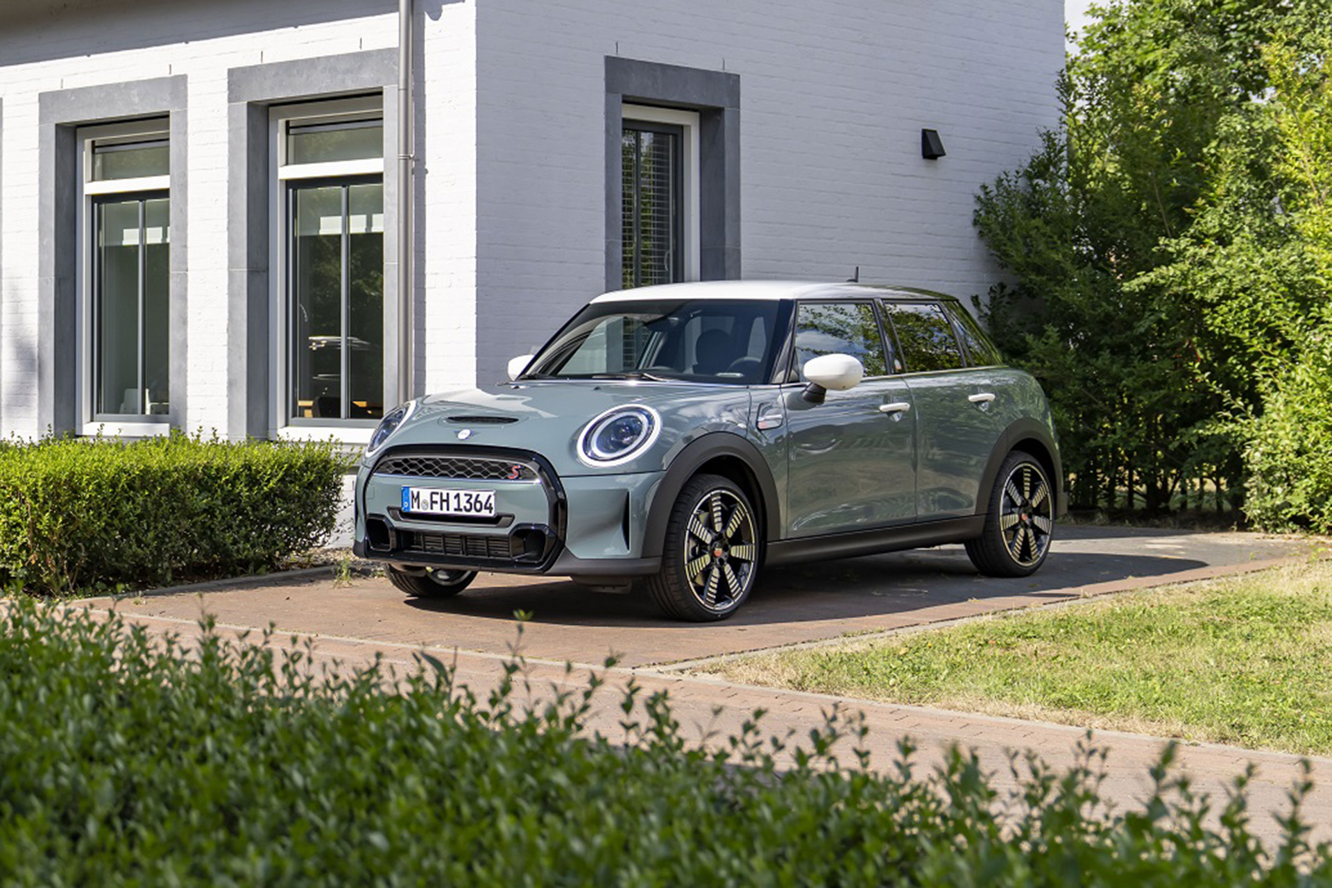 2023 MINI Cooper S 5-door Multitone Edition Front Three-Quarter Wallpapers (1)
