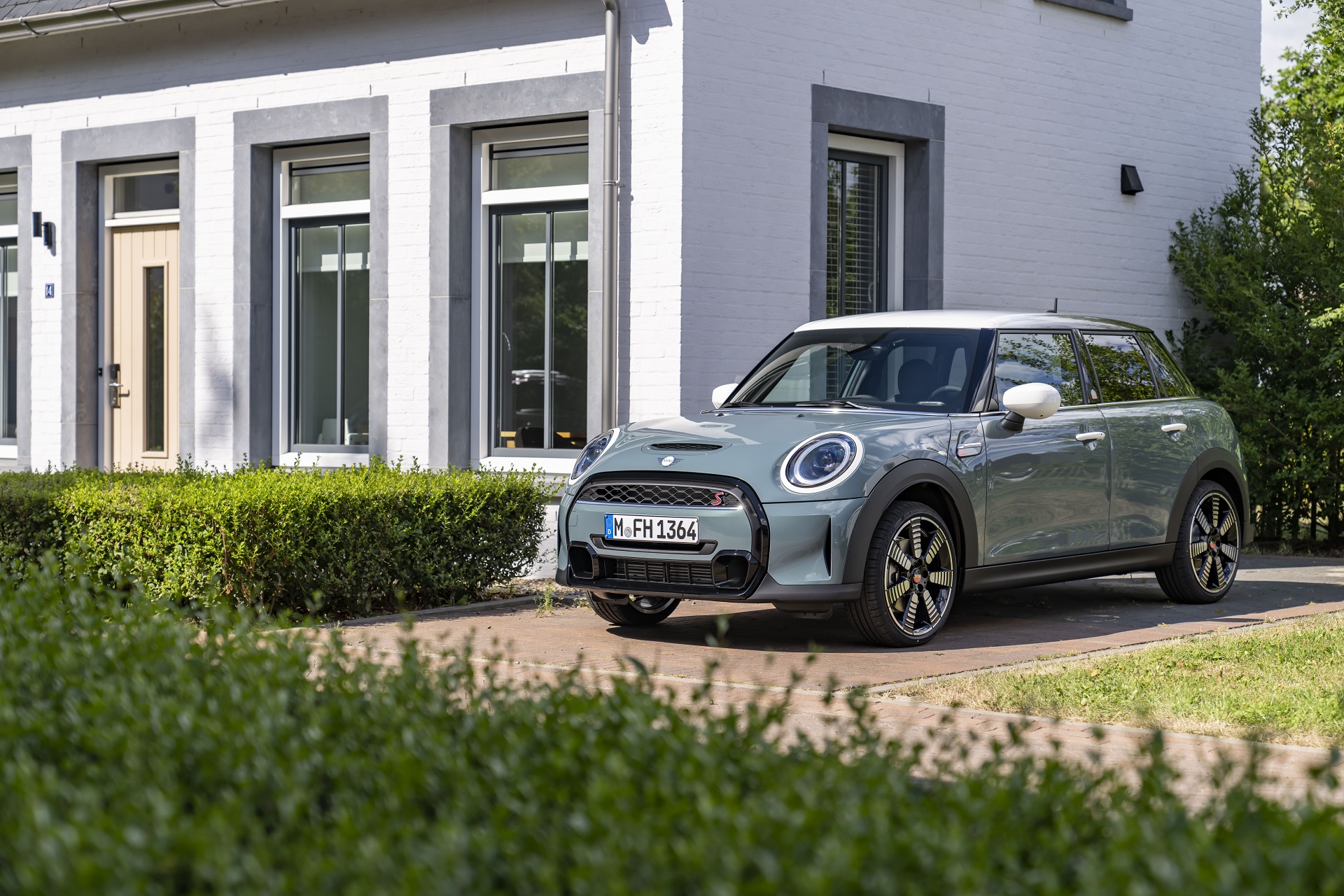 2023 MINI Cooper S 5-door Multitone Edition Front Three-Quarter Wallpapers (2)