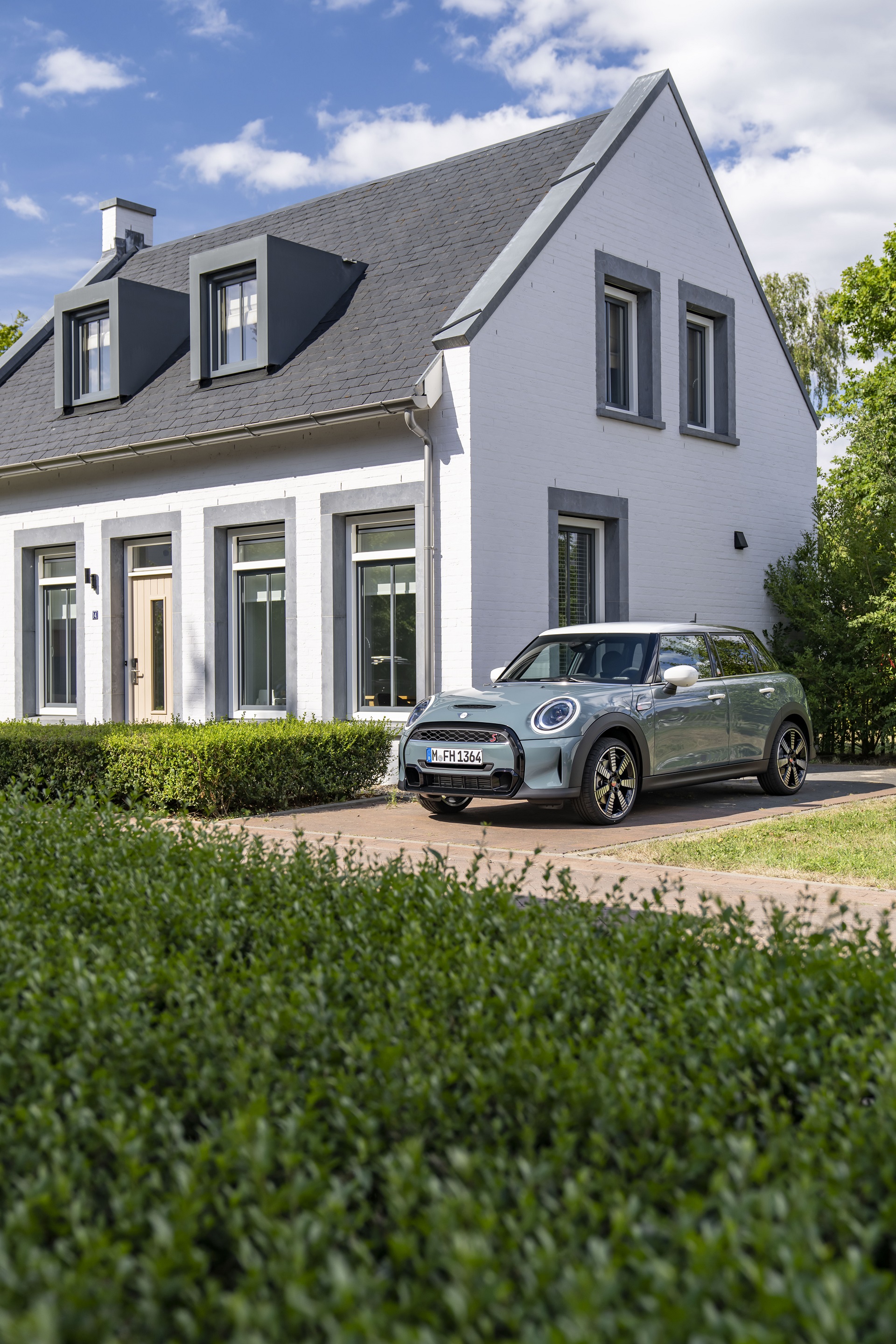2023 MINI Cooper S 5-door Multitone Edition Front Three-Quarter Wallpapers (3)