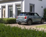 2023 MINI Cooper S 5-door Multitone Edition Rear Three-Quarter Wallpapers 150x120 (4)