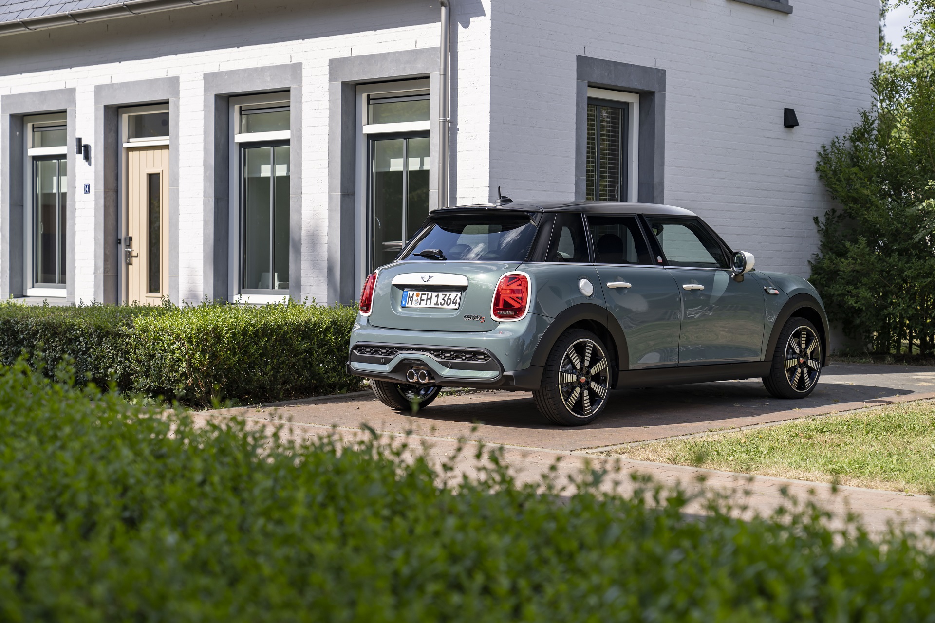 2023 MINI Cooper S 5-door Multitone Edition Rear Three-Quarter Wallpapers (4)
